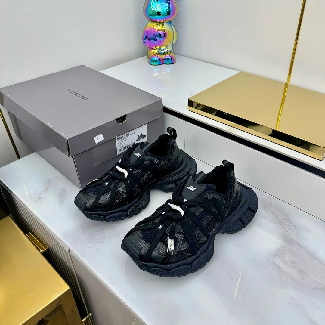 👟👟Ex-factory price 820👟👟 Balenciaga Balenciaga's latest popular 9th generation 3XL Sneaker Spider-Man series, couple's dad shoes, original purchase, development and production. Balenciaga 3XL Sneaker's overall shoe shape draws on the creative ideas of Balenciaga Track and Balenciaga Runner. It is equivalent to removing the outer frame of the Track shoe body while inheriting the streamlined shape and shape of the Runner. Track flat toe, new color matching, the entire shoe body is integrated into the spider binding shoelace design decoration, the exaggerated shape is more prominent. Fabric: original customized imported technical fabric + mesh inner lining: original customized breathable mesh lining. Outsole: original molded 5-layer ultra-light MD combination rubber sole. Bottom thickness: 5CM. Size: 35-45. Original packaging.